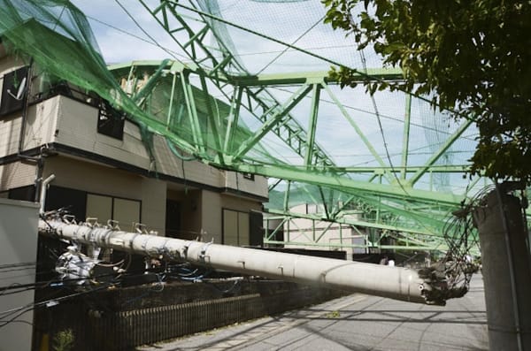 千葉県市原市 ゴルフ練習場 倒壊 横転 鉄塔 鉄柱 ポール